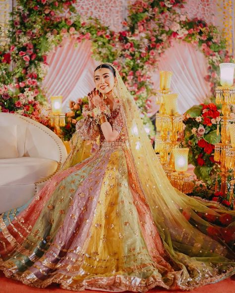 We are completely captivated by the enchanting pastel tones and multicolored lehenga worn by this beautiful bride. The combination of colors is incredibly refreshing and evokes a dreamlike quality. Mehndi Dresses Bridal, Mehendi Bridal Outfit, Mehendi Outfits For Bride, Mehndi Dress For Bride, Mehendi Dress, Pakistani Brides, Mehndi Outfit, Bridal Mehndi Dresses, Mehndi Outfits