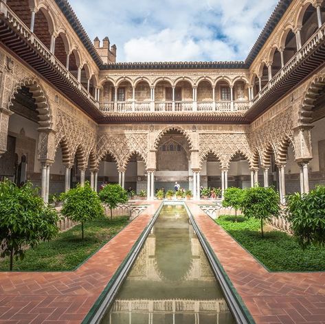 Patio in Royal Alcazars of Seville, Spain Moorish Revival Architecture, Great Mosque Of Córdoba, Alcazar Seville, Islamic Style, Moorish Architecture, Moorish Design, Alhambra Palace, Cordoba Spain, Mosque Architecture