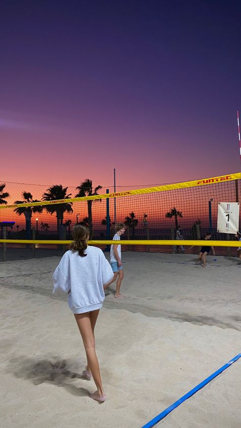 Beach Volley Aesthetic, Volleyball Girl Aesthetic, Volleyball Photos, Cheer Poses, Volleyball Inspiration, Beach Volley, Volleyball Pictures, Summer Fun List, Summer Goals