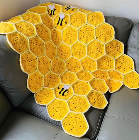 Crochet Blanket Honeycomb, Bumble Bee Crochet Blanket, Crochet Cute Blanket, Bee Baby Blanket Crochet, Bee Blanket Crochet, Crochet Bee Blanket, Bee Crochet Blanket, Yellow Crochet Projects, Hexagon Crochet Blanket