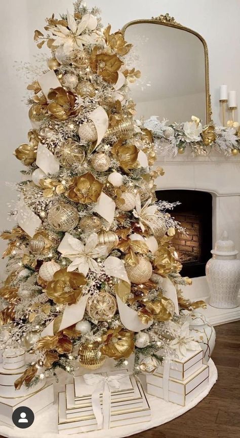 Glam Xmas Tree, White Christmas Tree With Gold Decor, Under Tree Decorations Xmas, Gold Christmas Decorations Tree, All Gold Christmas Tree, White And Gold Xmas Tree, Golden Christmas Decorations, Gold And Silver Christmas Tree Ideas, Christmas Tree Themes Colors Gold