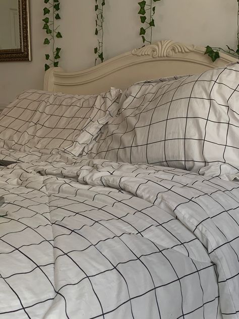 Black And White Grid Bedding Preppy, Plaid Bed Sheets Aesthetic, Grid Bed Sheets, Astetic Bedding, Grid Bedding Aesthetic, Preppy Bed Sheets, Checker Bedding, Aesthetic Bedspread, Bedsheets Aesthetic