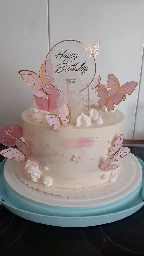 Birthday Cakes Women Elegant, 18th Birthday Cake Aesthetic Pink, Butterfly Cake Ideas Birthdays Simple, Tortas Aesthetic 15, Birthday Cakes With Butterflies, Pink Cake Butterfly, Pink And Gold Butterfly Cake, Tortas Aesthetic Vintage, Pink Butterfly Birthday Cake