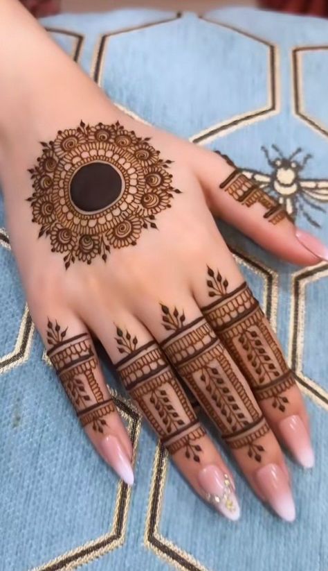 Mehndi Design Flower Easy, Mehendi Back Side Design, Mehndi Back Side Design, Back Side Henna Design, Back Mendhi Designs Easy, Back Hand Side Mehndi Design, Mandala Mendhi Design, Back Side Mehndi Design Simple, Back Side Simple Mehndi Design