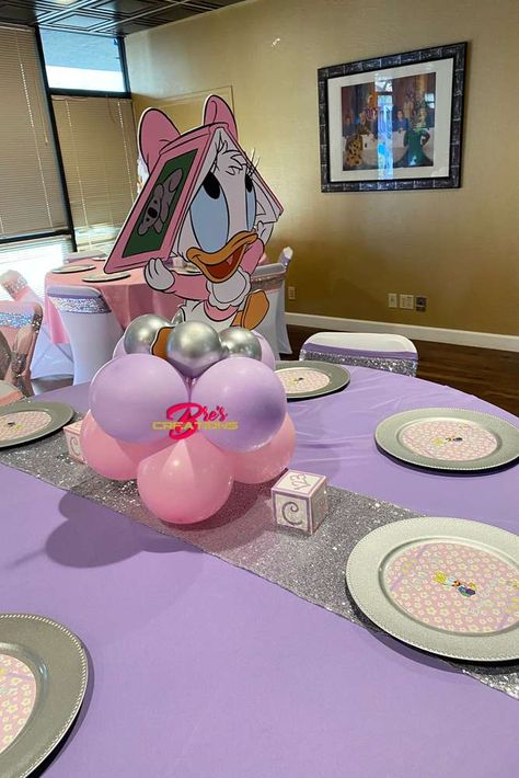 Daisy Duck Centerpiece Ideas, Duck Room Decor, Family Reunion Shirts Designs, Daisy Decorations, Baby Daisy, Baby Shower Duck, Duck Baby, Reunion Shirts, Baby Shower Party Ideas