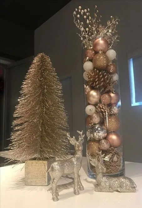 Rose Gold Christmas Decor, Gold Christmas Decor Ideas, Rose Gold Christmas Decorations, Gold Christmas Decor, Romantic Story, Rose Gold Christmas, Glam Christmas, Gold Christmas Decorations, Pink Christmas Decorations