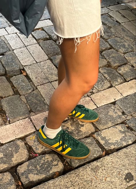 sambas green and yellow outfit adidas Yellow Shoes Outfit, Adidas Outfit Shoes, Samba Shoes, Yellow Adidas, Adidas Sambas, Green Adidas, Chill Fits, Green Sneakers, Hype Shoes