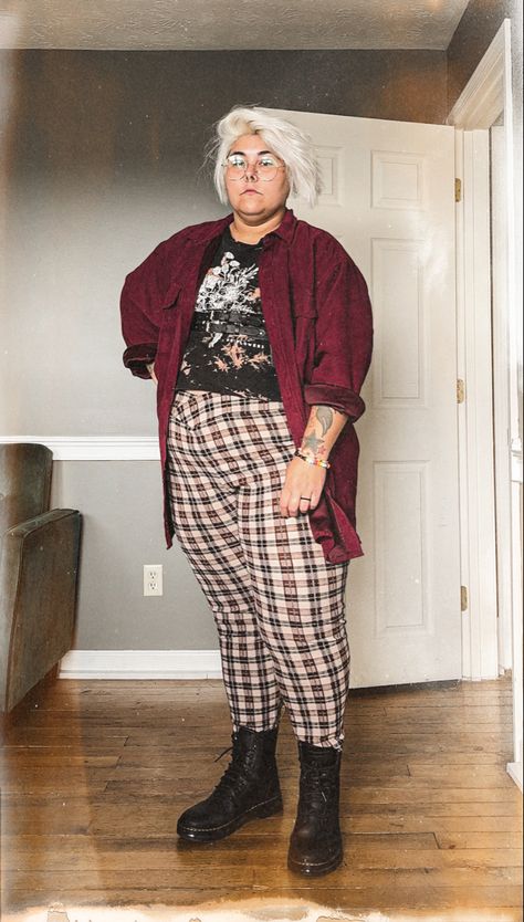 Casual Enby Outfits, Punk Fall Outfits Plus Size, Grunge Work Outfit Plus Size, Plus Size Alt Style, Midsize Flannel Outfit, Plus Size Outfits Nonbinary, Punk Autumn Outfit, Adrogonus Outfits Plus Size, Soft Goth Plus Size