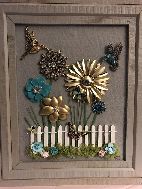 Crafts With Old Broaches, Things To Do With Old Jewelry, Things To Make With Old Jewelry, Jewelry Art Ideas, Antique Jewelry Art, Jewelry Tree Craft, Upcycle Jewelry, Jewelry Pics, Jewelry Collage