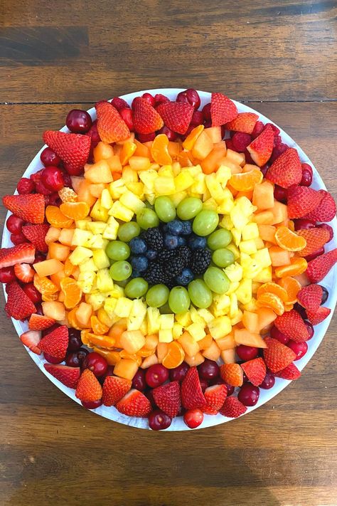 Fruit Trays For Party, Round Fruit Platter, Pride Recipes, Cute Fruit Tray Ideas, Veggies Tray, Rainbow Fruit Tray, Fruit Charcuterie Board, Fruit Tray Designs, Rainbow Fruit Platters