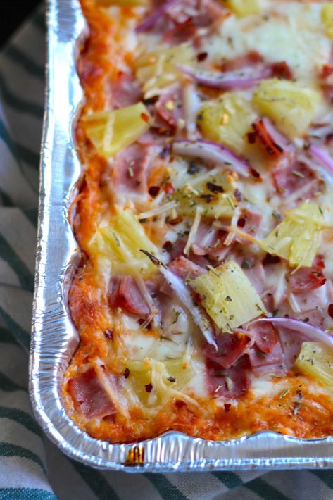 Baked Hawaiian Pizza Dip?utm_source=12tomatoes Hawaiian Pizza Dip, Pizza Dip, Pizza Dip Recipes, Happy Hour Appetizers, Party Dip Recipes, Sweet Dips, Tailgate Food, Crispy Bacon, Tomato Recipes