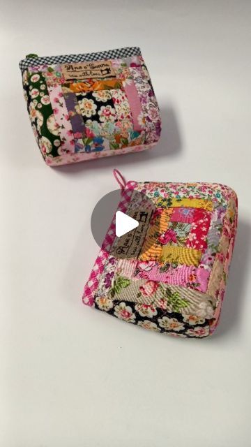 Zip Tutorial, Quilt Pouch, Handmade Fabric Purses, Patchwork Pouch, Quilted Bag Patterns, Mini Zipper Pouch, Drawstring Bag Tutorials, Mini Patchwork, Patchwork Purse