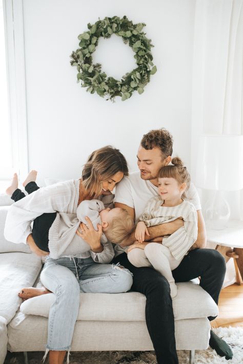 Neutral Family Photos, Casual Family Photos, Indoor Family Photos, Family Christmas Pictures Outfits, Photo Bb, Christmas Pictures Outfits, Christmas Family Photoshoot, Shooting Studio, Winter Family Photos