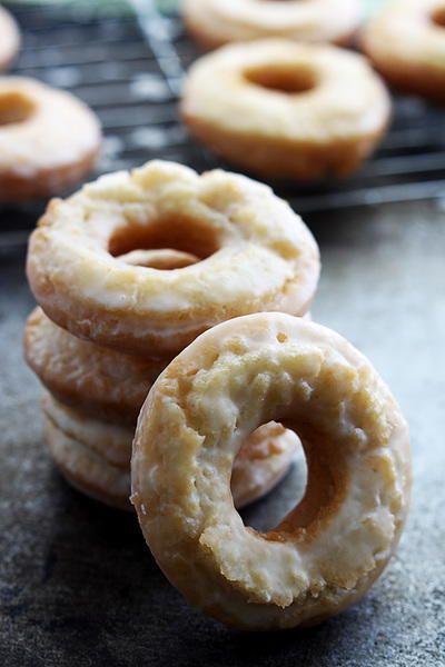 There's nothing quite like old fashioned recipes to get you excited about sitting down to dinner. These are the kind of dishes that are staples in many American Cream Donut Recipe, Gluten Free Donut Recipe, Sour Cream Donut, Donut Decor, Old Fashioned Donut, Homemade Donuts Recipe, Healthy Donuts, Donut Recipe, Gluten Free Donuts