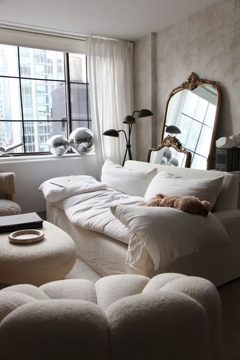 Studio Apartment Furniture Ideas, Cream Apartment Aesthetic, Organic Vintage Living Room, Studio Apartment Minimalist, New York City Apartment Decor, Nyc Studio Apartment Aesthetic, Modern Eclectic Apartment, Studio Apartment Aesthetic, Extra Room Ideas