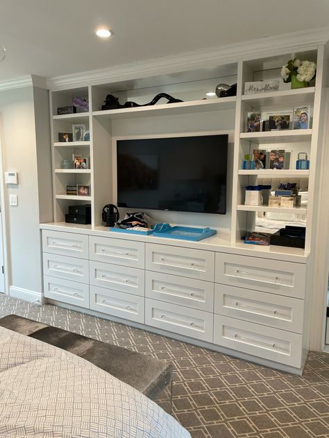 Bedroom built in wall with drawers 😍 Wall Unit For Bedroom Storage Ideas, Dressers Built Into Wall, Built In Tv Wall Unit For Bedroom, Built In Storage For Bedroom, Built In Drawers In Wall Bedroom, Wall Unit Bedroom Built Ins, Wall Drawers Bedroom, Built In Wall Dresser Bedroom, Bedroom Dresser Built Ins