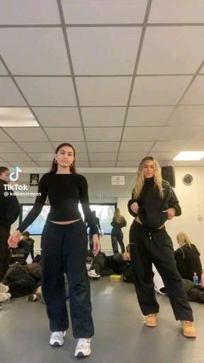 Look Hip Hop, Dance Class Outfit, Plant Styling, Contemporary Dance Videos, Dance Playlist, Dance Basics, Dancer Workout, Hip Hop Dance Videos, Dance Like This