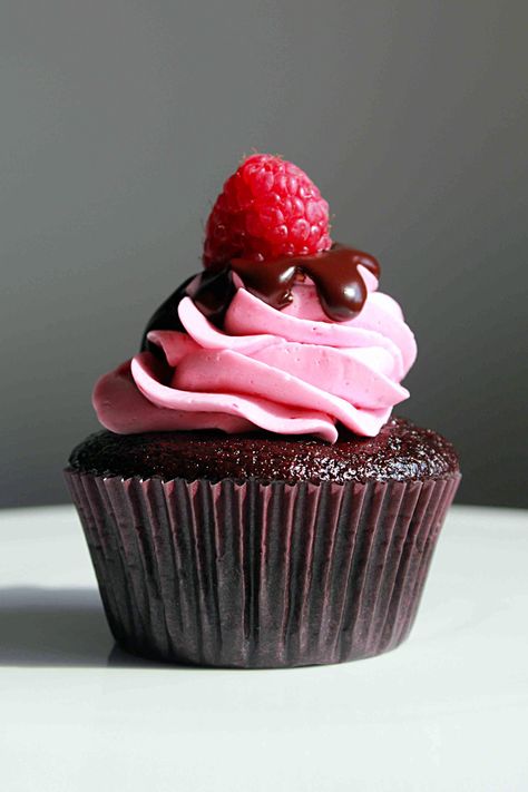 Chocolate Raspberry Cupcakes, Raspberry Cupcakes, Raspberry Buttercream, Cupcakes Decorados, Tasty Kitchen, Chocolate Glaze, Baking Cupcakes, Yummy Cupcakes, Dessert Cupcakes