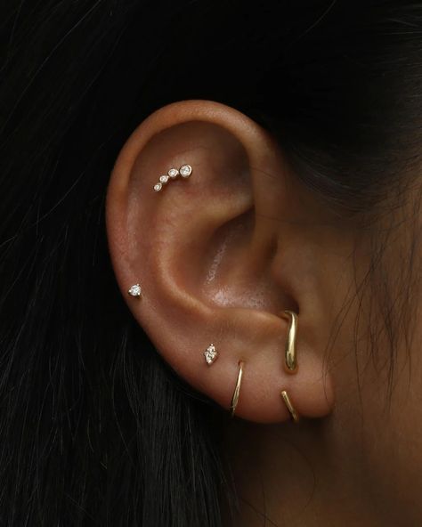 Sarah Sebastian, Minimalist Ear Piercings, Pretty Ear Piercings, Mode Hippie, Cute Ear Piercings, Cartilage Earring, Jewelry Workshop, Gold Diamond Earrings, Stinger