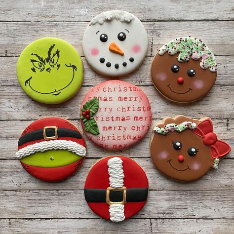 Round Christmas Cutout Cookies, Christmas Sugar Cookie Cutouts, Circle Christmas Sugar Cookie Designs, Round Sugar Cookie Christmas Designs, Cookie Decorating Circle, Circle Sugar Cookies Decorated, Christmas Cookies Circle, Round Christmas Sugar Cookies Decorated, Circle Christmas Sugar Cookies