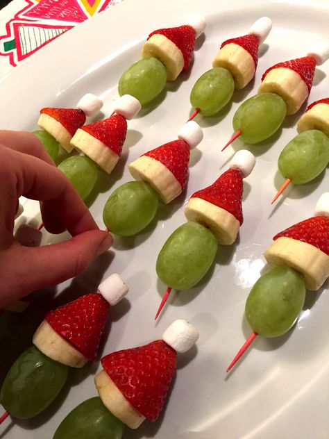 Christmas Snack Recipes, Grinch Fruit Kabobs, Grinch Kabobs, Make Ahead Christmas Appetizers, Fruit Appetizers, Skewer Appetizers, Kabob Skewers, Appetizers For Kids, Fruit Skewers