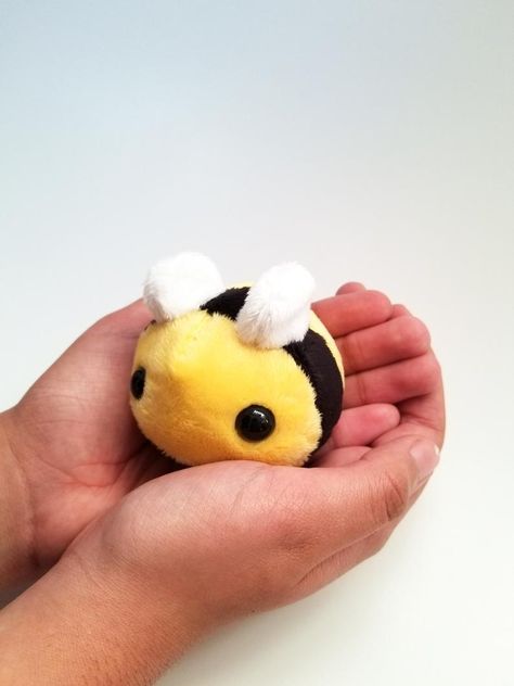 Diy Bee, Bee Plush, Small Stuffed Animals, Cute Squishies, Animal Sewing Patterns, Sewing Stuffed Animals, Kawaii Plushies, Cute Stuffed Animals, Cute Toys