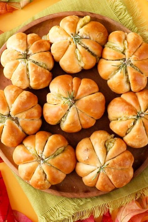 Pumpkin Shaped Meatball Biscuits, Pumpkin Shaped Biscuits, Meatball Halloween Food, Pumpkin Shaped Appetizers, Pumpkin Shaped Snacks, Pumpkin Shaped Food, Meatball Biscuits, Halloween Party Appetizers Easy, Halloween Appetizers For Adults