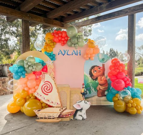 Who else is gonna go see Moana this weekend? ❤️ we can’t wait!! Check out this decoration we made a few weeks ago for baby Alyah ✨✨✨ Moana Pool Birthday Party, Moana 4th Birthday Party Ideas, Moana 3rd Birthday Party Ideas, Moana 2 Birthday Party Ideas, Moana Diy Party Decorations, Moana Balloon Garland, Moana Backdrop Ideas, Moana Themed Birthday Party Decorations, Moana Birthday Party Ideas Food