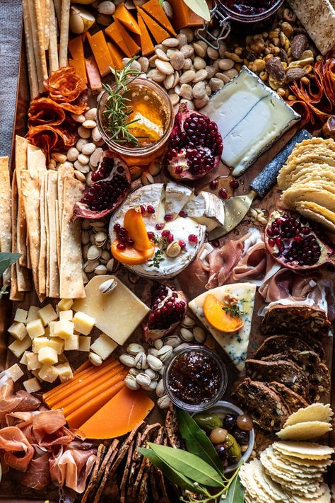 Autumn Food Board, Autumnal Charcuterie Board, Autumn Grazing Board, Fall Cheeseboard Ideas, Charcuterie Board Autumn, Holiday Cheese Board Christmas, Grazing Dinner Ideas, Autumn Grazing Table, Halloween Cheese Boards