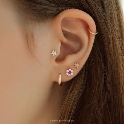 ear earrings piercings jewellery aesthetic lobe helix cartilage tragus Ušný Piercing, Piercing Labret, Ear Lobe Piercings, Cool Ear Piercings, Pretty Ear Piercings, Multiple Ear Piercings, Cute Ear Piercings, Gold Bar Earrings, Labret Piercing