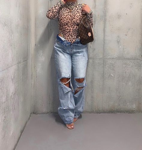 Body Suit And Baggy Jeans, Baggy Jeans And Bodysuit Outfit, Baggy Pants With Heels, Baggy Jeans And Heels Outfit, Leopard Bodysuit Outfit, Baggy Jeans With Heels, Jeans Bodysuit Outfit, Jeans And Bodysuit Outfits, Jeans And Bodysuit