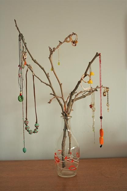 Jewelry stand Tree Branch Jewelry, Jewelry Holder Stand, Boho Jewelry Diy, Vintage Jewelry Diy, Decoration Vitrine, Jewerly Displays, Diy Jewelry To Sell, Diy Jewelry Display, Diy Jewelry Holder