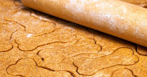 Bring fall straight to your kitchen with this easy homemade pumpkin dog treat recipe. Peanut Butter Dog Biscuits, Peanut Butter For Dogs, Best Treats For Dogs, Dog Biscuits Homemade, Dog Biscuit Recipes, Peanut Butter Dog Treats, Pumpkin Dog Treats, Dog Treats Homemade Recipes, Diy Dog Treats