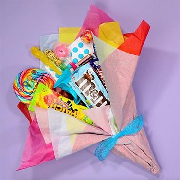 Birthday Candy Bouquet, Candy Arrangements, Candy Gift Baskets, Food Bouquet, Chocolate Bouquet Diy, Candy Bouquet Diy, Valentine Gift Baskets, Valentine's Day Gift Baskets, Candy Crafts