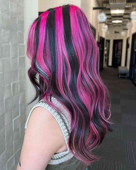 Pink Skunk Highlights on Mid-Long Wavy Black Hair Skunk Stripe Hair Ideas, Skunk Stripe Hair, Pink Hair Highlights, Stripe Hair, Skunk Hair, Pink And Black Hair, Skunk Stripe, Highlights Curly Hair, Vivid Hair Color