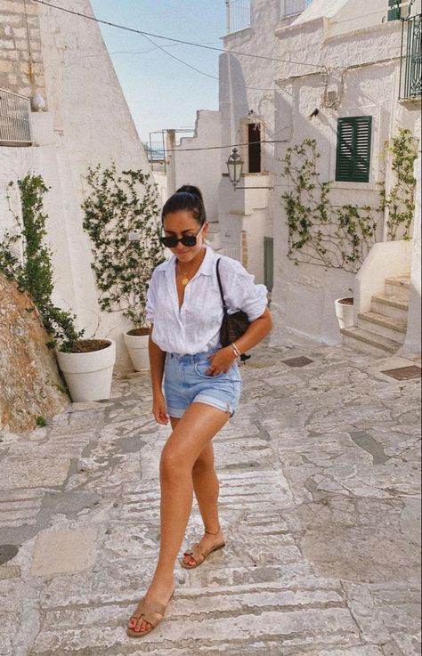 Italy Outfits Summer, Look Short Jeans, Italy Summer Outfits, Chic Travel Outfit, Denim Shorts Outfit, Summer Holiday Outfits, Style Casual Chic, Honeymoon Outfits, Europe Outfits