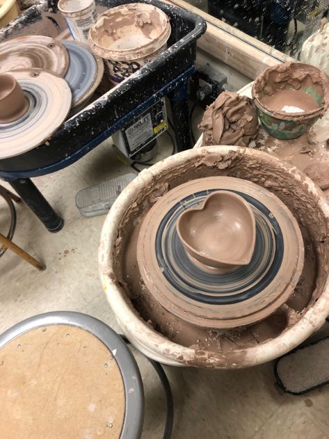 Hand Building Pottery, Wheel Throwing, Keramik Design, Pottery Crafts, Ceramics Pottery Art, Thrown Pottery, Clay Art Projects, Ceramics Ideas Pottery, Potters Wheel