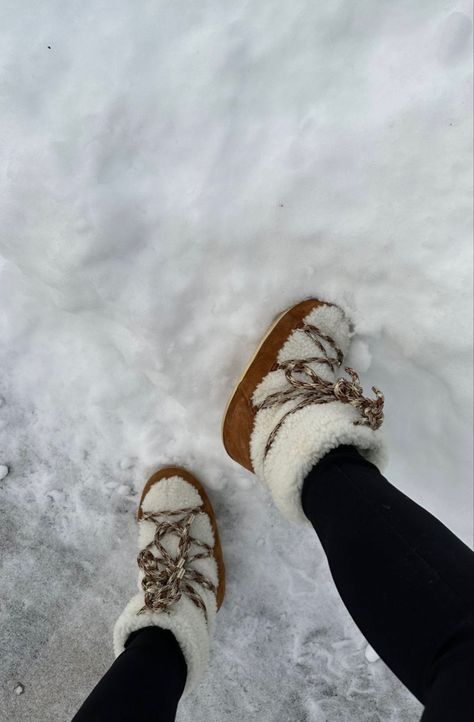 Winter Boots Aesthetic, Winter Princess, Shoes Ideas, Cosy Winter, Fall Winter Wardrobe, Shoe Inspo, Moon Boots, Snow Shoes, Winter Aesthetic