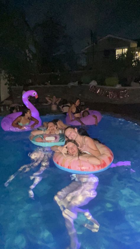 Sweet 16 Pool Parties, Night Pool Party, 14th Birthday Party Ideas, Pool Party Summer, Friends Birthday Party, Best Friends Birthday, Pool Birthday, Night Swimming, Summer Pool Party