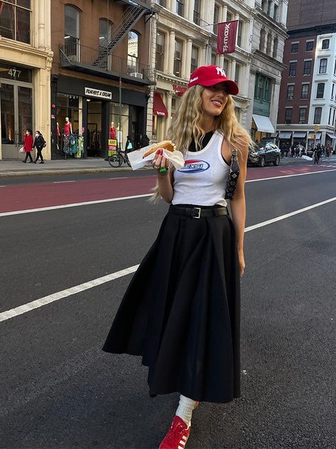 Nyc Outfits, Full Midi Skirt, Midi Skirt Outfit, Pretty Skirts, Cotton Midi Skirt, Skirt Trends, Looks Street Style, 가을 패션, Pleated Midi Skirt