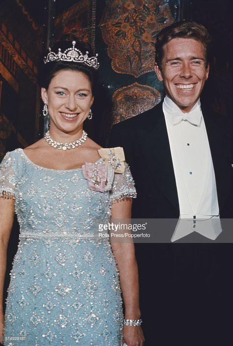 Princess Margaret, Countess of Snowdon (1930-2002) posed, wearing a tiara, with her husband, Antony Armstrong-Jones, 1st Earl of Snowdon at a ball in Washington DC, United States in November 1965. Princess Margaret Wedding, Prinses Margaret, Lord Snowdon, Princesa Margaret, Margaret Rose, Princesa Real, Prinz Charles, English Royalty, Reine Elizabeth