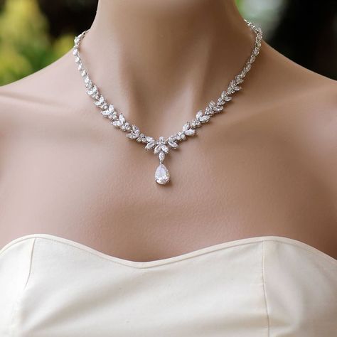 Etsy Necklace, Diamond Necklace Wedding, Ethereal Jewelry, Real Diamond Necklace, Neck Pieces Jewelry, Bridal Jewelry Vintage, Pretty Jewelry Necklaces, Bridal Pearl Necklace, Pearl Drop Necklace