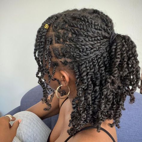 Mini Twists Natural Hair, Twisted Hair, Protective Hairstyles For Natural Hair, Quick Natural Hair Styles, Natural Hair Twists, Pelo Afro, Mini Twists, Protective Hairstyles Braids, Hair Twist Styles