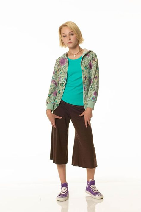 Goucho pants. (Cringe). 2010s Womens Fashion, Leslie Burke Outfit, 2005 Outfits, Mid 2000s Fashion, Leslie Burke, Goucho Pants, Middle School Fashion, Fashion Timeline, Annasophia Robb