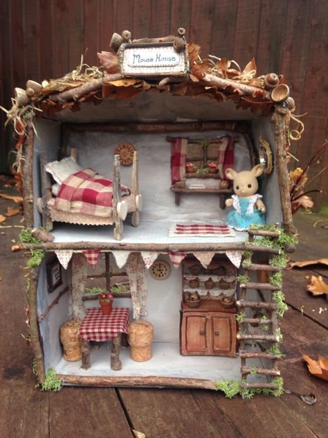 Craft Mini House, Miniature Mouse House Diy, Tiny Mouse House, Diy Fairy Doll House, Diy Mouse House, Mouse House In Wall, Sylvanian Families House Diy, Mouse House Ideas, Mouse House Diy