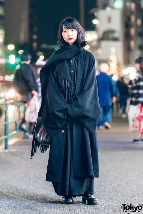 Japanese Winter Fashion, Mode Harajuku, Minimalist Japanese, Japanese Streetwear, Tokyo Fashion, Japanese Street Fashion, Japanese Outfits, Ann Demeulemeester, All Black Outfit