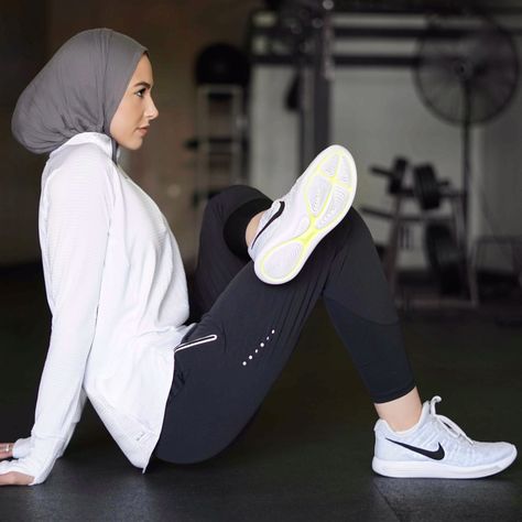 407.8k Followers, 355 Following, 1,036 Posts - See Instagram photos and videos from With Love, Leena (@withloveleena) Hijab Workout Outfit, Hijab Gym Outfit, Hijab Sport Outfit, Modest Workout Clothes, Modest Gym Outfit, Hijab Sport, Athletic Wear Fashion, Sports Hijab, Sport Food