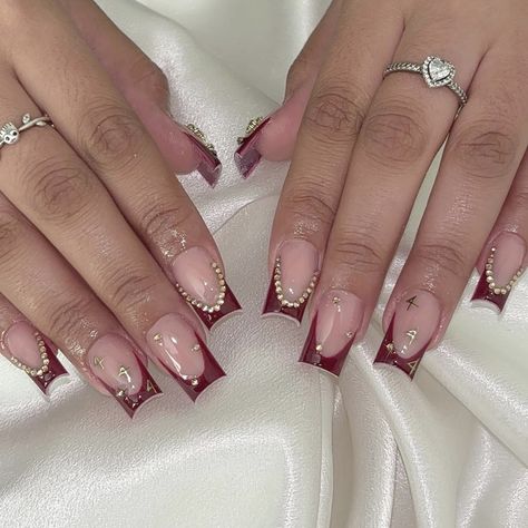 ig: setsbycarolaa Burgundy Nails With Diamonds, Wine Square Nails, Simple Nails With Gems, Wine Nails Designs, Nail Designs Burgundy, Wine Color Nails, Nails Diamonds, Nails With Gems, Burgundy Nail Designs