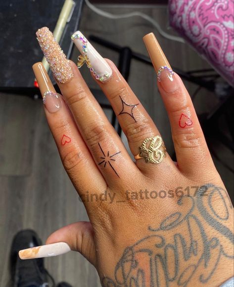 Baddie Hand Tattoo Ideas, Finger Tattoos For Women Black, Big Latto Hand Tattoo, Finger Tattoos On Black Women, Finger Tattoos Baddie, Gangsta Tattoos For Women Hand, Finger Tattoo Black Women, Finger Tattoos Black Women, Cute Finger Tats