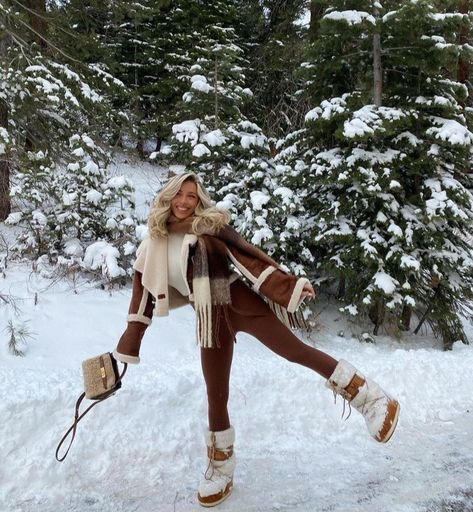 Brown Moon Boots Outfit, Ski Holiday Outfit, Moon Boot Outfit, Aspen Outfits, Aspen Outfit Winter, Outfits Winter Casual, Moon Boots Outfit, Outdoor Party Outfits, Snow Boots Outfit